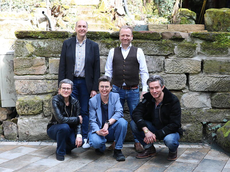 F&uuml;nf K&ouml;pfe, drei Theater: (von links)  Kerstin L&ouml;w (Rosenberg Festspiele, Kronach), Matthias Fischer (Luisenburg-Festspiele, Wunsiedel) sowie Anja Dechant-Sundby, Sigurd Sundby und Bernd Berleb (Naturb&uuml;hne Trebgast).