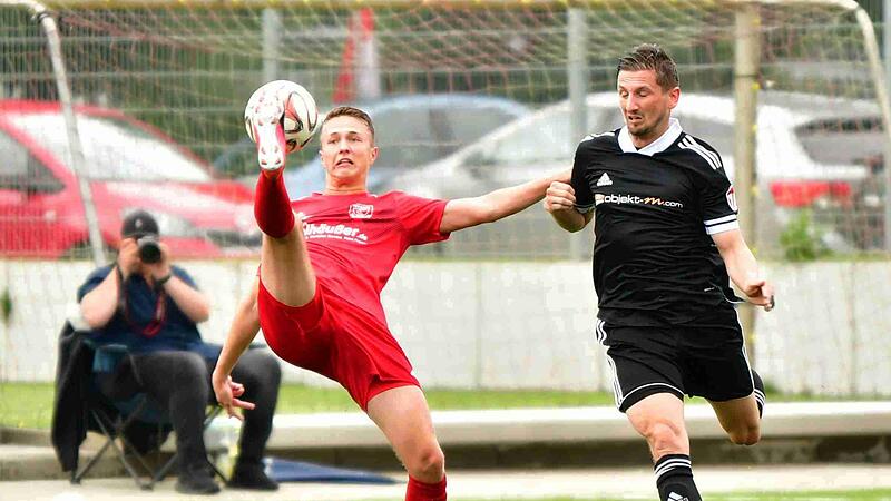 Der TSV Sonnefeld um Patrick Schwesinger (rechts) und der TSV Staffelstein um Philip Eiermann (links) sind das Spitzenduo der Kreisliga Coburg.