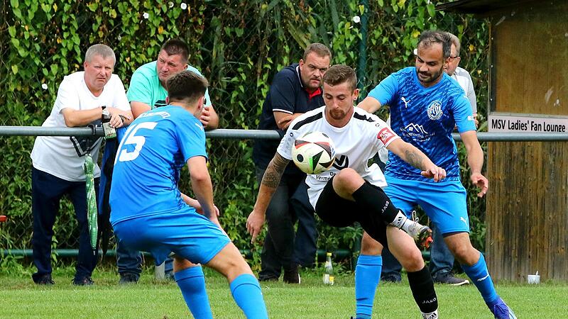 Der SV Motschenbach um Maximilian Rabe (M.) hat mit 2:0 gegen den ASV Oberpreuschwitz gewonnen.