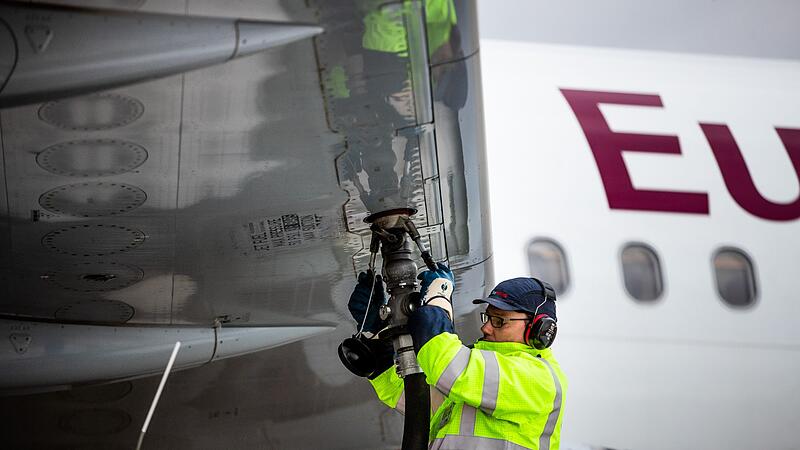 Betankung eines Flugzeugs Betankung eines Flugzeugs