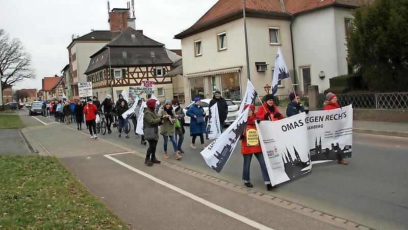 Die Gegendemo auf dem Weg zum Netto-Gel&auml;nde.