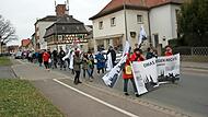 Die Gegendemo auf dem Weg zum Netto-Gelände.