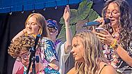 Im sommerlichen Outfit spielten und unterhielten die Q12-Schüler des Herder-Gymnasiums Forchheim bei ihrem Sommerfest.Barbara Hollfelder Im sommerlichen Outfit spielten und unterhielten die Q12-Schüler des Herder-Gymnasiums Forchheim bei ihrem Sommerfest.Barbara Hollfelder