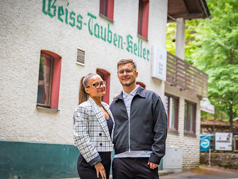 Yildirims Weiss-Tauben-KellerForchheim & Fränkische Schweiz Selin (21 Jahre) und Kemal (18 Jahre) wagen das Kellerwald-Abenteuer - mit ihrem Vater Haldun als Kellernachbar und Berater an ihrer Seite.