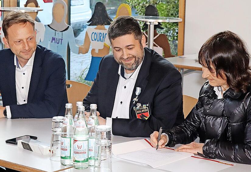 Die Vertr&auml;ge f&uuml;r den Zweckverband Schulschwimmbecken unterzeichnen (von links) der Mainleuser B&uuml;rgermeister Robert Bosch, DLRG-Vorsitzender Thomas Schneider und die Burgkunstadter B&uuml;rgermeisterin Christine Frie&szlig;.