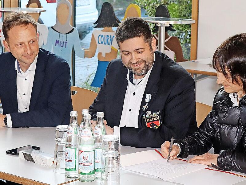 Die Vertr&auml;ge f&uuml;r den Zweckverband Schulschwimmbecken unterzeichnen (von links) der Mainleuser B&uuml;rgermeister Robert Bosch, DLRG-Vorsitzender Thomas Schneider und die Burgkunstadter B&uuml;rgermeisterin Christine Frie&szlig;.