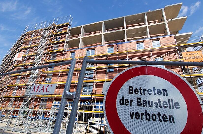 Der Verband der Bauindustrie geht davon, dass es zu einer Priorisierung besonders dringlicher Projekte kommen wird: An welcher Baustelle muss unbedingt weitergearbeitet werden? Wo tut es weniger weh, wenn eine Baustelle erst einmal ruht?