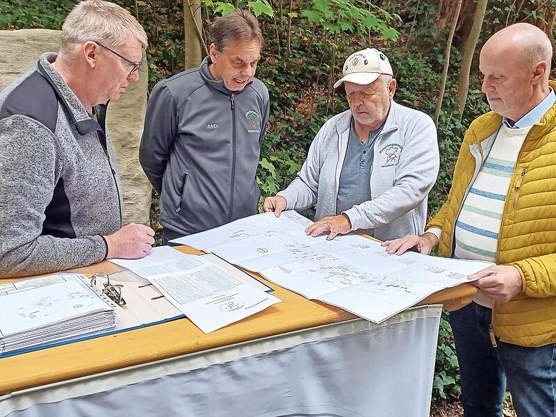 Dokumentenübergabe vor der alten Kegelbahn (v.l.): Carsten Constien, Andreas Koitsch, Karsten Wiese, Gerald Brehm