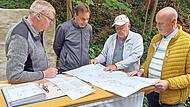 Dokumentenübergabe vor der alten Kegelbahn (v.l.): Carsten Constien, Andreas Koitsch, Karsten Wiese, Gerald Brehm