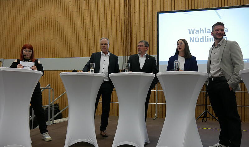 Die Kandidaten und Moderatoren.