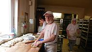B&auml;ckermeister Anton Hesselbach in seiner Backstube in Sulzthal, dahinter Tochter Barbara, die das Gesch&auml;ft nicht weiterf&uuml;hren wird .