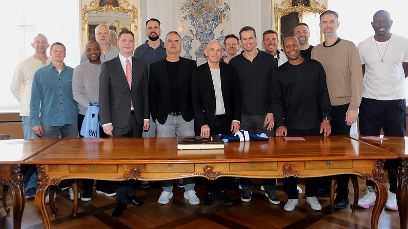 Die Bamberger Meistermannschaft 2005 mit (in der Mitte) dem Zweiten B&uuml;rgermeister Jonas Gl&uuml;senkamp, Trainer Dirk Bauermann und Manager Wolfgang Heyder