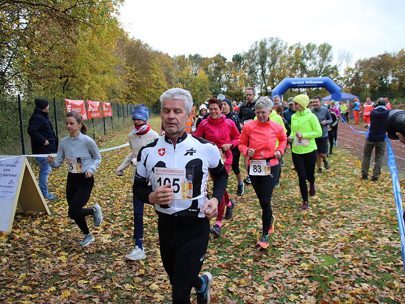 Trotz nasskaltem Herbstwetter lie&szlig;en sich die Sportler den Spa&szlig;  beim 38. Frankenwaldlauf der LG Ludwigschorgast nicht vermiesen.
