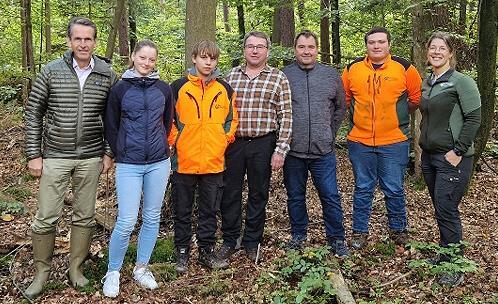 V.l.: Vorstand Rudolf Plochmann mit den neuen Azubis Emma Seuling und Matthias Sieg. Die Jubilare Konrad Ditzel und Andreas Markert, der übernommene ehemalige Azubi, jetzt Forstwirt Kevin Weichlein und Betriebsleiterin Barbara Ernwein.