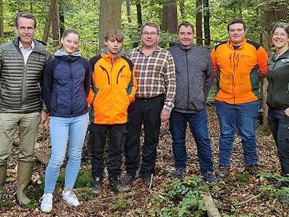 V.l.: Vorstand Rudolf Plochmann mit den neuen Azubis Emma Seuling und Matthias Sieg. Die Jubilare Konrad Ditzel und Andreas Markert, der übernommene ehemalige Azubi, jetzt Forstwirt Kevin Weichlein und Betriebsleiterin Barbara Ernwein.