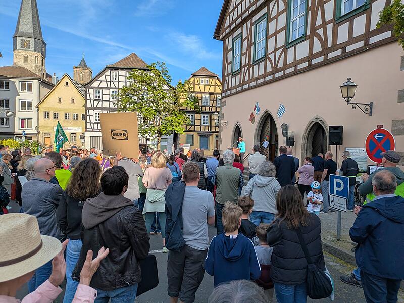 Rund 250 Menschen waren zur Demo in M&uuml;nnerstadt f&uuml;r den Klimamanager gekommen.
