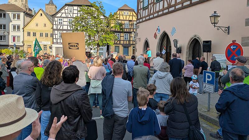 Rund 250 Menschen waren zur Demo in M&uuml;nnerstadt f&uuml;r den Klimamanager gekommen.