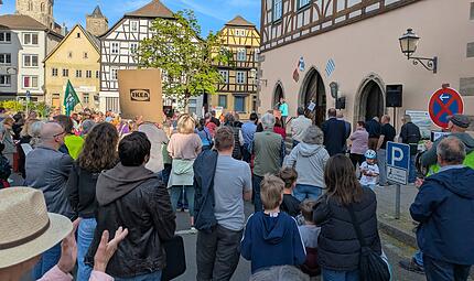 Rund 250 Menschen waren zur Demo in M&uuml;nnerstadt f&uuml;r den Klimamanager gekommen.