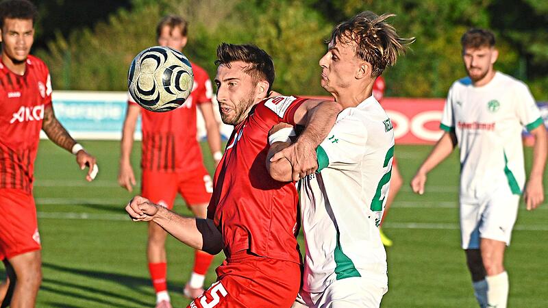 Der Neudrossenfelder Leo Dannhäußer (r.) hat den gebürtigen Kulmbacher in Diensten der Würzburger Kickers, Dominik Meisel, fest im Griff. Peter Mularczyk Der Neudrossenfelder Leo Dannhäußer (r.) hat den gebürtigen Kulmbacher in Diensten der Würzburger Kickers, Dominik Meisel, fest im Griff. Peter Mularczyk