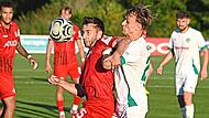 Der Neudrossenfelder Leo Dannhäußer (r.) hat den gebürtigen Kulmbacher in Diensten der Würzburger Kickers, Dominik Meisel, fest im Griff. Peter Mularczyk Der Neudrossenfelder Leo Dannhäußer (r.) hat den gebürtigen Kulmbacher in Diensten der Würzburger Kickers, Dominik Meisel, fest im Griff. Peter Mularczyk
