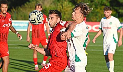 Der Neudrossenfelder Leo Dannhäußer (r.) hat den gebürtigen Kulmbacher in Diensten der Würzburger Kickers, Dominik Meisel, fest im Griff. Peter Mularczyk Der Neudrossenfelder Leo Dannhäußer (r.) hat den gebürtigen Kulmbacher in Diensten der Würzburger Kickers, Dominik Meisel, fest im Griff. Peter Mularczyk