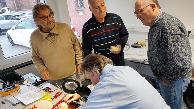 Die Tüftler der Geschwister-Gummi-Stiftung reparieren Elektrokleingeräte in der Kronacher Straße 10.