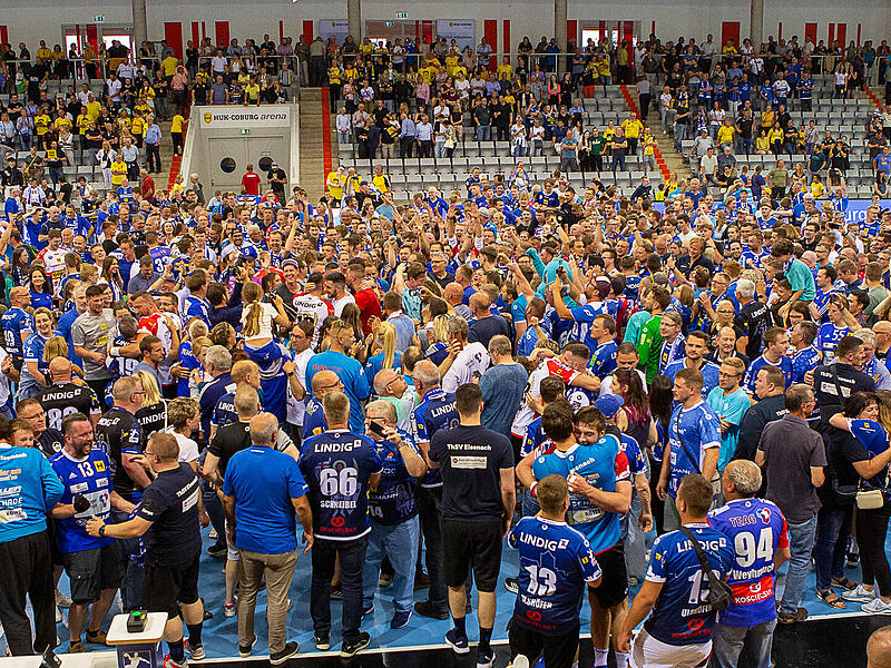 Nach dem Spiel gab es kein Halten mehr: Die Eisenacher verwandelten die HUK-Arena in eine blau-weiße Partymeile.
