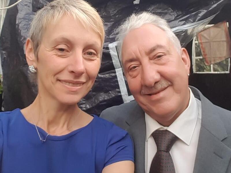 Zur Hochzeit ihrer Tochter haben sich  Sylvia und Uwe Jakobs fein gemacht. Die beiden können trotz der Katastrophe noch lachen – auch dank der unbürokratischen Hilfe, die unter anderem aus Franken kam.
