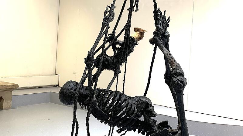 Installation von Peter Riss: ein Skelett im Skelett, das versucht, ein fliehendes Wiesel zu fressen.