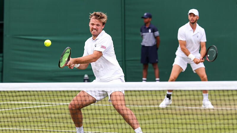 Der Coburger Kevin Krawietz (vorne) und Tim P&uuml;tz stehen in Wimbledon im Viertelfinale.