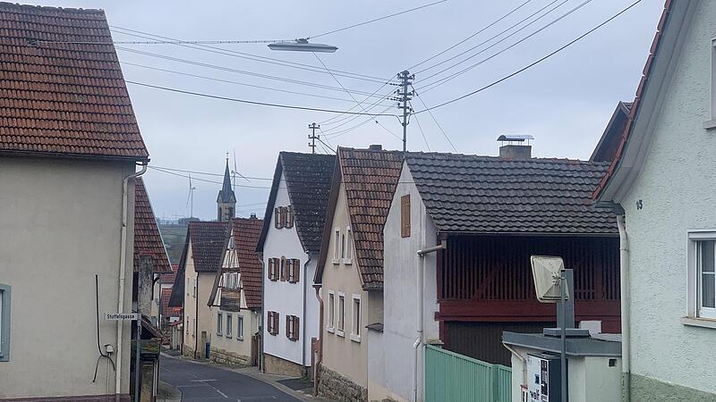 Über Dachständer werden die Häuser in Burghausen mit Strom versorgt. Aber das soll sich bald ändern. Wenn das Bayerwerk auf Erdverkabelung umstellt, lässt die Stadt gleich Leerrohre für Glasfaser mit verlegen.