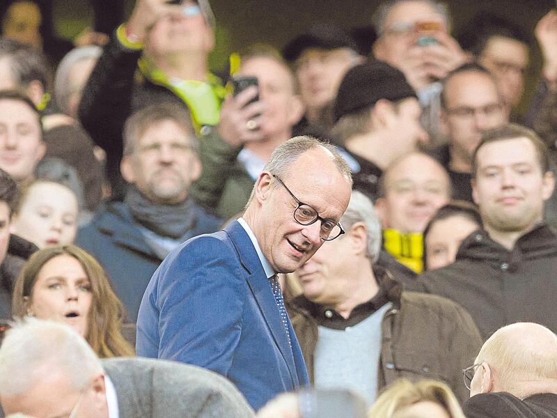 Kanzler Friedrich Merz bei einem Spiel seines favorisierten Vereins Borussia Dortmund. Ob er auch zur WM fliegt, hängt von der Leistung der Nationalmannschaft ab.    Kanzler Friedrich Merz bei einem Spiel seines favorisierten Vereins Borussia Dortmund. Ob er auch zur WM fliegt, hängt von der Leistung der Nationalmannschaft ab.   