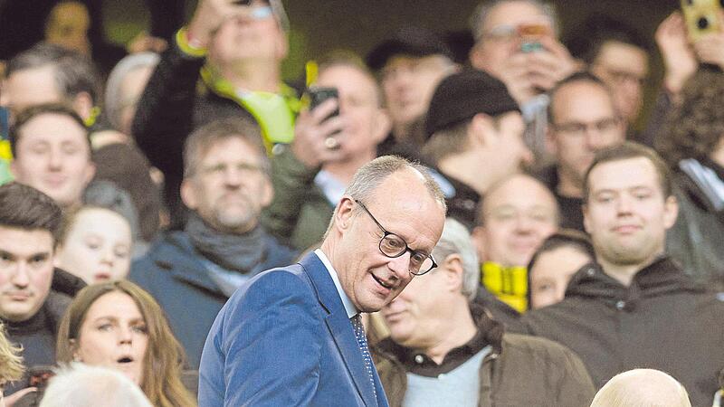 Kanzler Friedrich Merz bei einem Spiel seines favorisierten Vereins Borussia Dortmund. Ob er auch zur WM fliegt, hängt von der Leistung der Nationalmannschaft ab.    Kanzler Friedrich Merz bei einem Spiel seines favorisierten Vereins Borussia Dortmund. Ob er auch zur WM fliegt, hängt von der Leistung der Nationalmannschaft ab.   