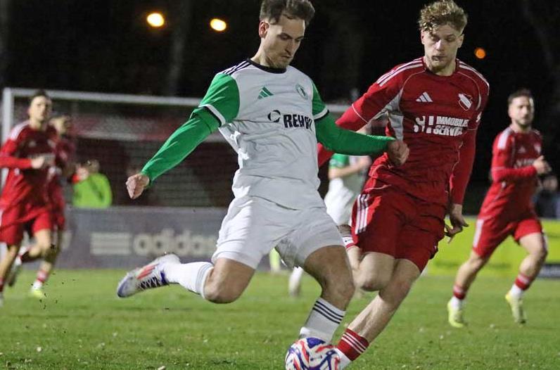 Die Eltersdorfer (wei&szlig;e Trikots) sind gut in die restliche R&uuml;ckrunde gestartet. Sie gewann das Derby gegen den ATSV.