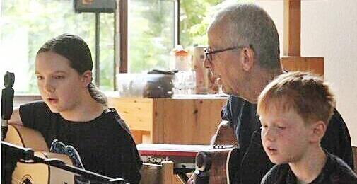 Sophia G&ouml;tz (von links), Musiklehrer Christian Hirschler und Toni H&ouml;rmann beim Konzert