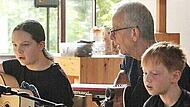 Sophia G&ouml;tz (von links), Musiklehrer Christian Hirschler und Toni H&ouml;rmann beim Konzert
