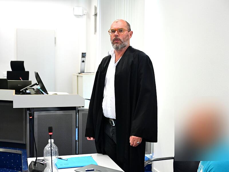 Rechtanwalt Dieter Widmann aus Bamberg und der Angeklagte warten auf die Jugendschutz-Kammer des Landgerichts Bamberg.