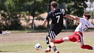 Der Ball zischt nach einem Schuss des Zeilers Simon Rambacher (Mitte) an Torwart Florian Michl vom TSV Aidhausen vorbei. Ralf Naumann Der Ball zischt nach einem Schuss des Zeilers Simon Rambacher (Mitte) an Torwart Florian Michl vom TSV Aidhausen vorbei. Ralf Naumann