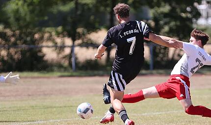 Der Ball zischt nach einem Schuss des Zeilers Simon Rambacher (Mitte) an Torwart Florian Michl vom TSV Aidhausen vorbei. Ralf Naumann Der Ball zischt nach einem Schuss des Zeilers Simon Rambacher (Mitte) an Torwart Florian Michl vom TSV Aidhausen vorbei. Ralf Naumann