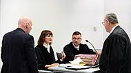 Am Landgericht Bamberg im Gespräch (von links): Gutachter Thomas Wenske, Oberstaatsanwältin Ursula Redler, Staatsanwalt Julian Schmidt und Rechtsanwalt Jürgen Scholl, der Vertreter und Nebenkläger des Missbrauchsopfers.