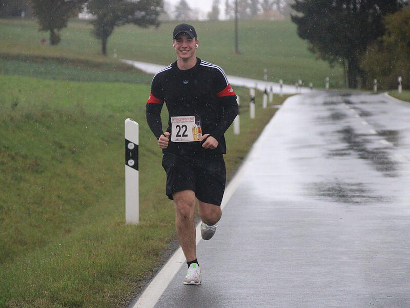 Trotz nasskaltem Herbstwetter lie&szlig;en sich die Sportler den Spa&szlig;  beim 38. Frankenwaldlauf der LG Ludwigschorgast nicht vermiesen.