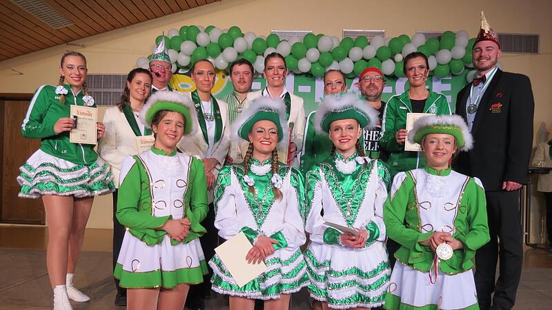 Unser Ehrungsbild zeigt von links: Leonie Reindl, Sabrina Kaiser, Sitzungspr&auml;sident Dieter Diez, Svea Vogt, Kathrin Klingspies, Christian Leber, Jana Lippert, Jasmin Erhard, Linda H&uuml;mpfner, Anna Reuss, Stefan Wehner, Sabrina Huppmann, Marie Klings...