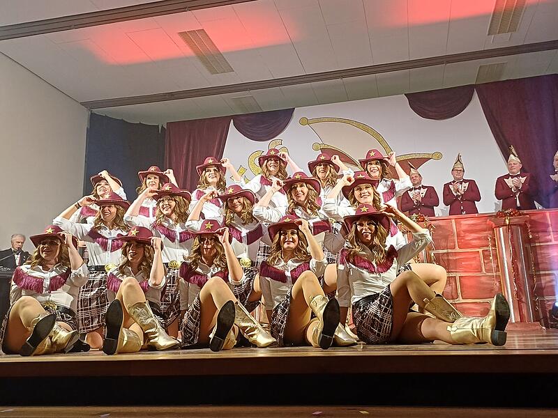 Viel los war bei der Prunksitzung Schw&auml;rzelbach 2026