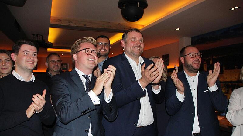 Freuen sich &uuml;ber starke CSU-Ergebnisse (von links): Zweitstimmenkandidat Maximilian Forkel, der wiedergew&auml;hlte Landtagsabgeordnete Martin Mittag sowie Landrat und Bezirkstagskandidat Sebastian Straubel.