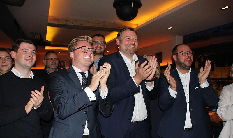 Freuen sich &uuml;ber starke CSU-Ergebnisse (von links): Zweitstimmenkandidat Maximilian Forkel, der wiedergew&auml;hlte Landtagsabgeordnete Martin Mittag sowie Landrat und Bezirkstagskandidat Sebastian Straubel.