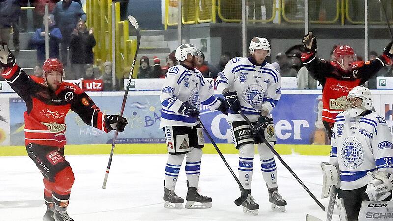 Sechs Tage nach dem 6:3-Hinspielerfolg hatten die Ha&szlig;furter Hawks (rechts Josef Dana, links Dominik Soukup) allen Grund zum Jubeln: Sie gewannen beim SC Forst mit 5:1 und sind ins Viertelfinale der Playoffs der Eishockeylandesliga eingezogen. N&auml;ch...