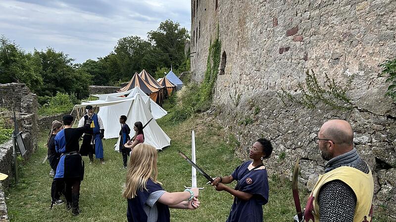 Das Schwertführen will gelernt sein. Unter Aufsicht eines kundigen Ritters übten die Knappenschüler diese historische Kampfart.