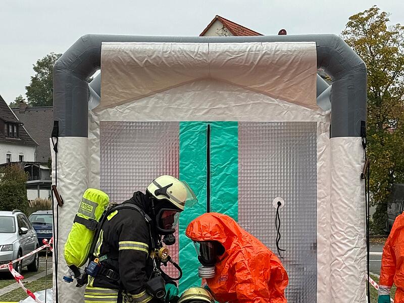 Ein verletzter Feuerwehrmann wird geborgen.Die schönsten Impressionen der 24-Stunden-Übung der Feuerwehr Herzogenaurach Ein verletzter Feuerwehrmann wird geborgen.