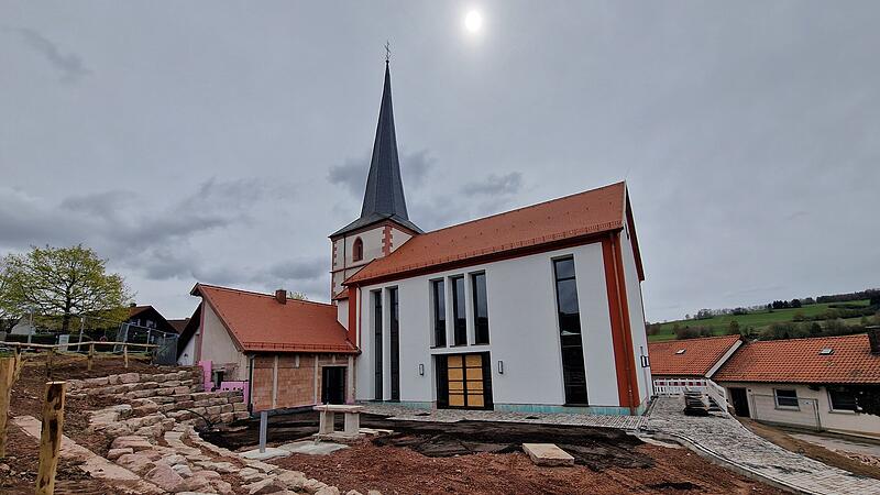Der historische Kirchturm aus dem 15. Jahrhundert blieb erhalten, der Au&szlig;enbereich rund um den Neubau ist noch Baustelle.