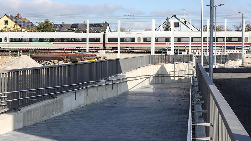 Die Unterführung in der Dietrich-Bonhoeffer-Straße im Forchheimer Norden ist wieder geöffnet. Über eine Rampe werden die Fahrgäste den Bahnsteig von der Dietrich-Bonhoeffer-Unterführung aus barrierefrei erreichen können.Forchheim & Fränkische Schweiz Die Unterführung in der Dietrich-Bonhoeffer-Straße im Forchheimer Norden ist wieder geöffnet. Über eine Rampe werden die Fahrgäste den Bahnsteig von der Dietrich-Bonhoeffer-Unterführung aus barrierefrei erreichen können.Forchheim & Fränkische Schweiz